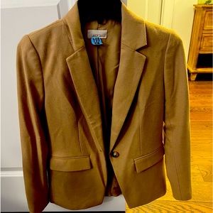 Gorgeous camel color blazer!  You will LOVE it for fall 🐫🐫🐫